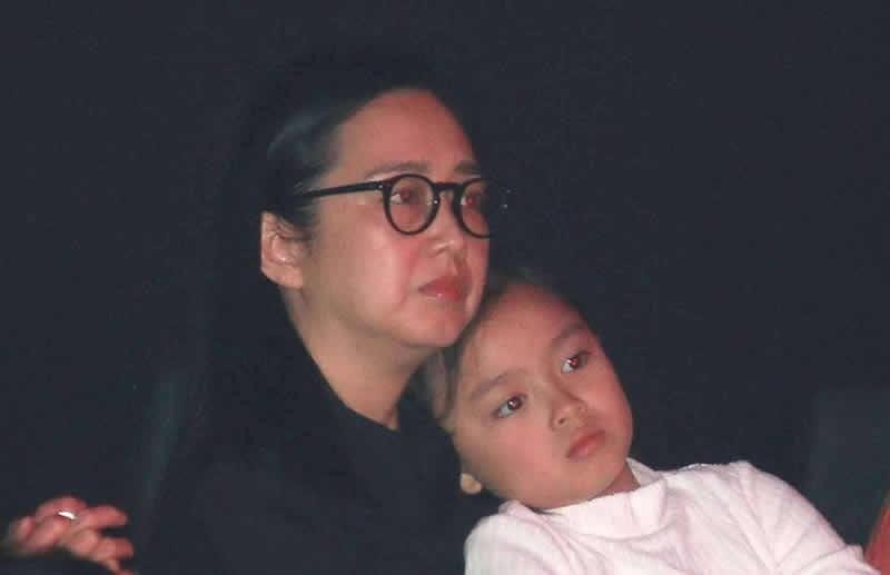 朱丽倩几岁跟刘德华在一起（刘德华雪藏妻子朱丽倩21年）