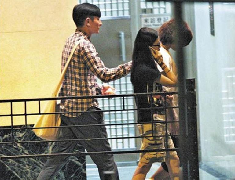 朱丽倩几岁跟刘德华在一起（刘德华雪藏妻子朱丽倩21年）