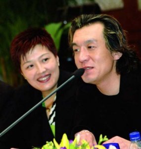 ​李咏的老婆哈文照片，主持人李咏妻(李咏妻子哈文传出喜讯)