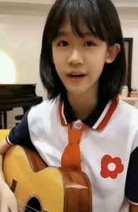 ​陆毅女儿贝儿吉他弹唱，才艺满分，网友：简直跟陆毅一个模子里刻出来的！