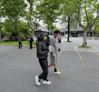 ​雷佳音夫妇公园散步被偶遇 素颜出行特别低调