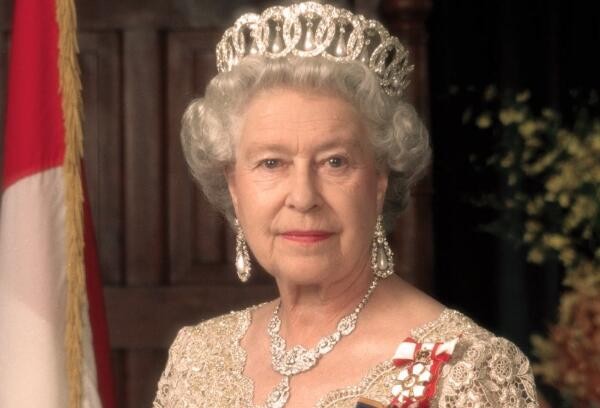 英国女王和首相哪个有实权