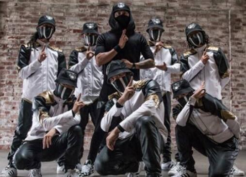 王嘉尔正式加入世界顶级舞团Kinjaz