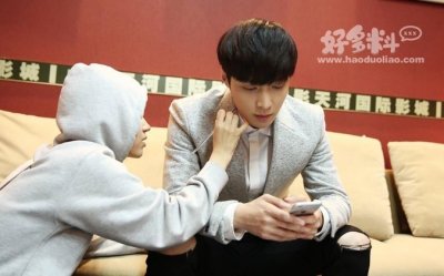 ​exo中谁最宠lay 数次当众为队友落泪难道在exo受排挤是真的