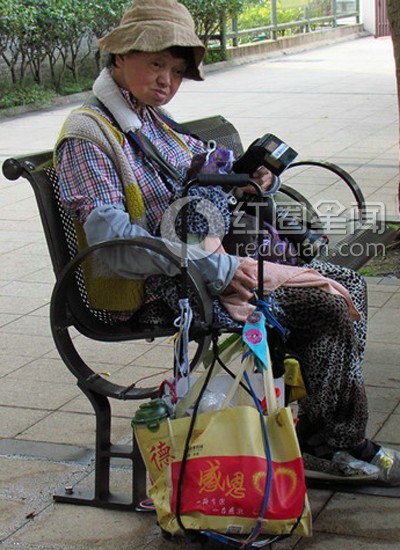 周润发的姐姐是谁 周润发姐姐周聪玲公园打瞌睡被拍