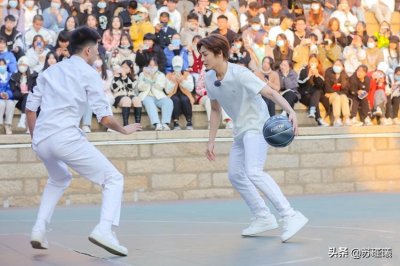 ​偶遇侯明昊“集美大学”打篮球，化身阳光运动系校草，青春洋溢
