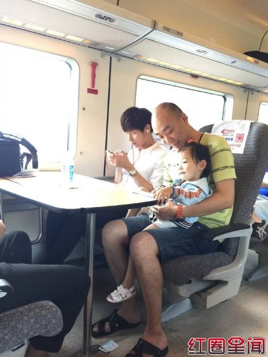 耳机暖男制服熊孩纸 陈浩鑫个人资料微博照片女友是谁