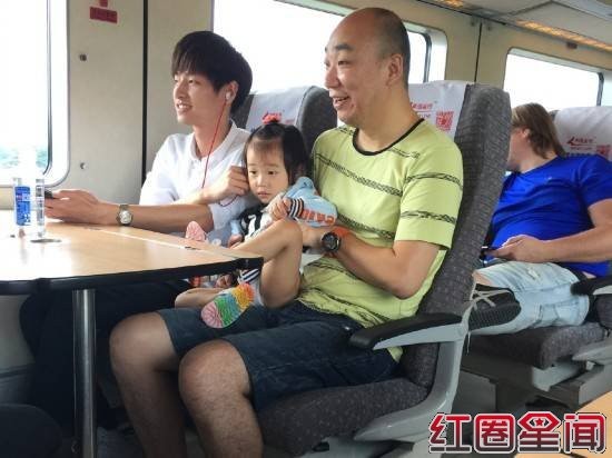 耳机暖男制服熊孩纸 陈浩鑫个人资料微博照片女友是谁