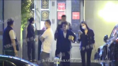 ​汪小菲张颖颖外出聚餐 豪气赠酒给友人被客气返回