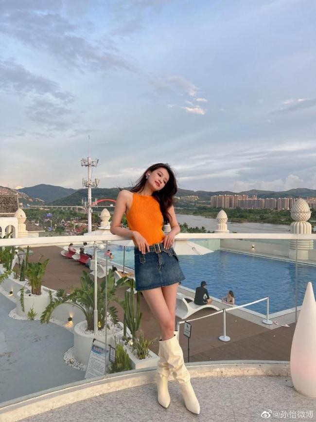 孙怡离婚后首晒近照状态好 小露香肩美腿笔直吸睛