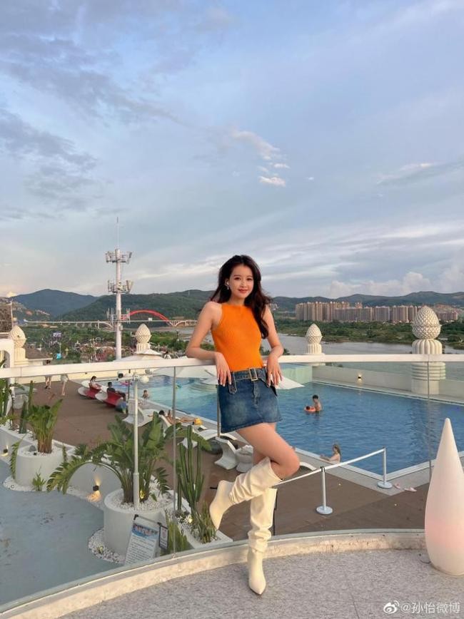 孙怡离婚后首晒近照状态好 小露香肩美腿笔直吸睛