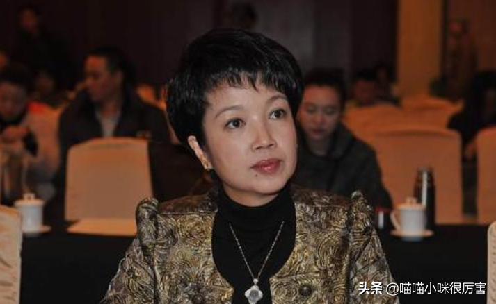 央视主持人黄薇：人到中年依旧要照顾父母，无悔伺候偏瘫父亲11年