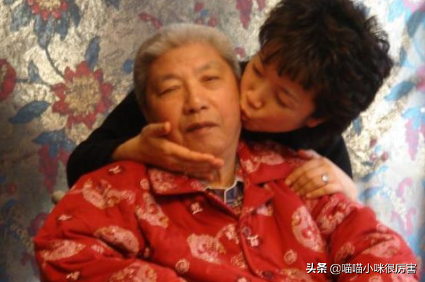 央视主持人黄薇：人到中年依旧要照顾父母，无悔伺候偏瘫父亲11年