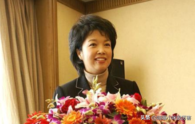 央视主持人黄薇：人到中年依旧要照顾父母，无悔伺候偏瘫父亲11年