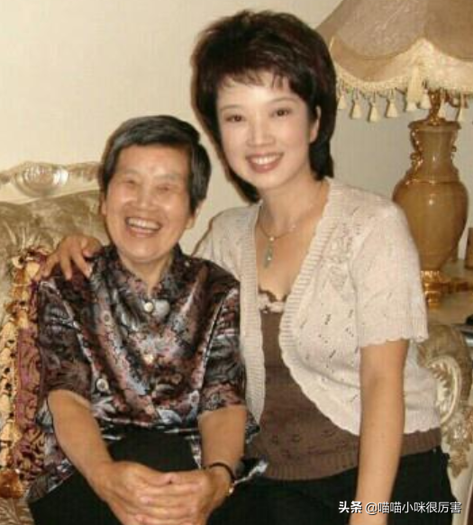 央视主持人黄薇：人到中年依旧要照顾父母，无悔伺候偏瘫父亲11年