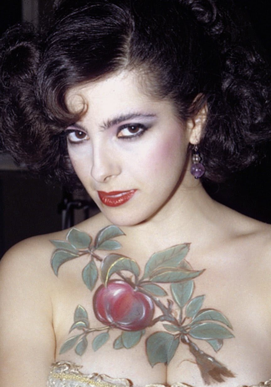 多娜泰拉·达米亚妮个人资料写真作品