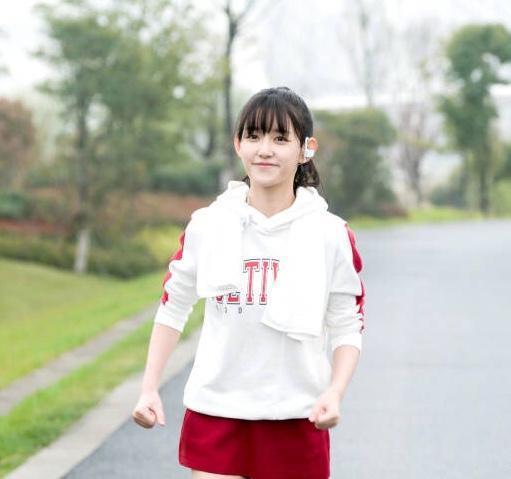 蒋依依的美照又来了,这个姑娘的大眼睛真好看!