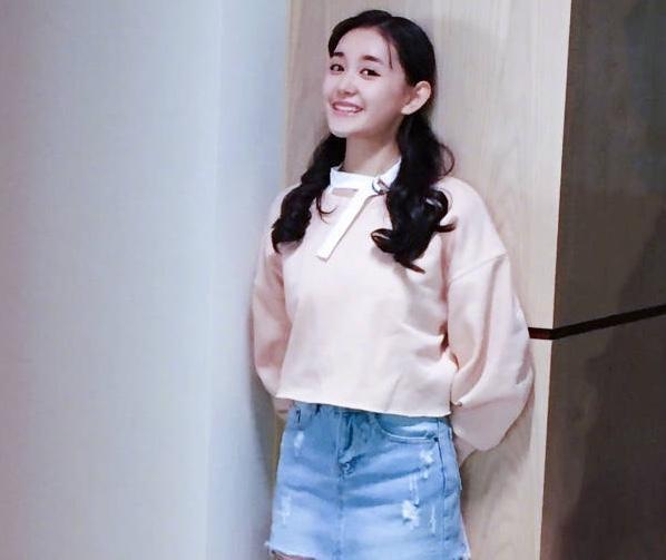 蒋依依的美照又来了,这个姑娘的大眼睛真好看!