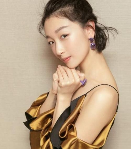 周冬雨最新照片，周冬雨个人资料图(周冬雨个人资料图片欣赏)