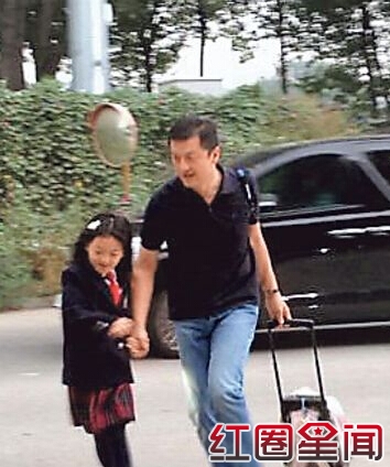 锋菲复合后李亚鹏带女儿张柏芝带儿子