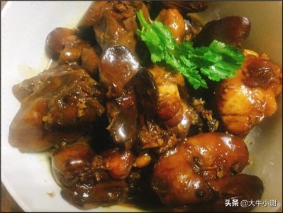 ​酱鸡肝，加白酒焯水，一点不腥，口味咸香，色泽红亮