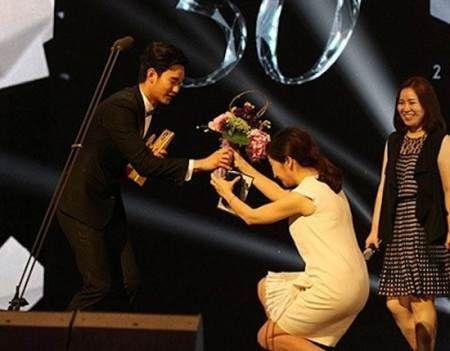 杜海涛陶晶莹下跪韩星，吴磊却让辱华韩星下跪，最牛还属章子怡！