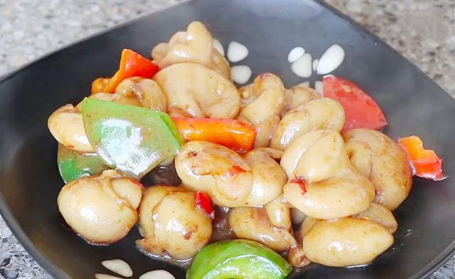 辣炒肥肠是一道老少皆宜的家常菜，口感筋道，味道醇厚