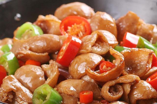 辣炒肥肠是一道老少皆宜的家常菜，口感筋道，味道醇厚