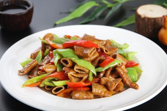 辣炒肥肠是一道老少皆宜的家常菜，口感筋道，味道醇厚