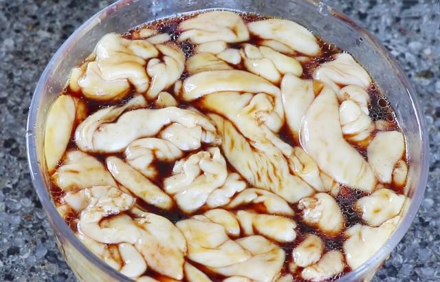 辣炒肥肠是一道老少皆宜的家常菜，口感筋道，味道醇厚