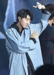 ​王俊凯18岁生日，偶像周杰伦送来花篮？王俊凯的大长腿亮了！