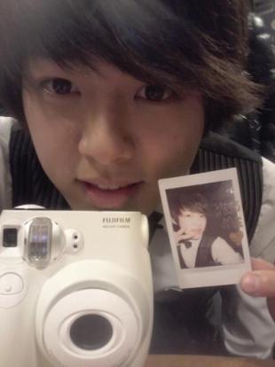 韩国男团成员生活照 22岁就有了胖儿子(20)