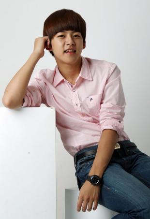 韩国男团成员生活照 22岁就有了胖儿子(10)