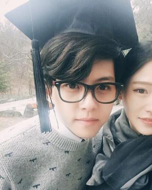 韩国男团成员生活照 22岁就有了胖儿子(18)