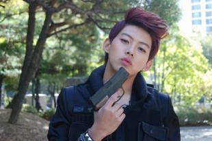 韩国男团成员生活照 22岁就有了胖儿子(19)