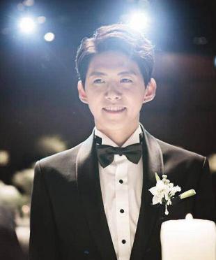 韩国男团成员生活照 22岁就有了胖儿子(11)