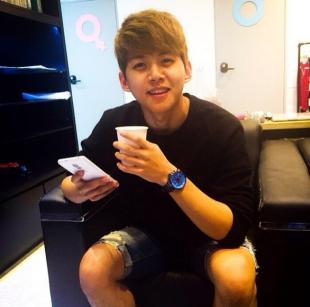 韩国男团成员生活照 22岁就有了胖儿子(9)