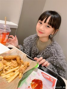 ​变美变淑女！《爸爸去哪儿》邓伦的“女儿”小山竹，都9岁了