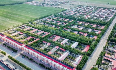 ​新疆塔城市，一个有15万人口，市区遍布红色屋顶的漂亮城市