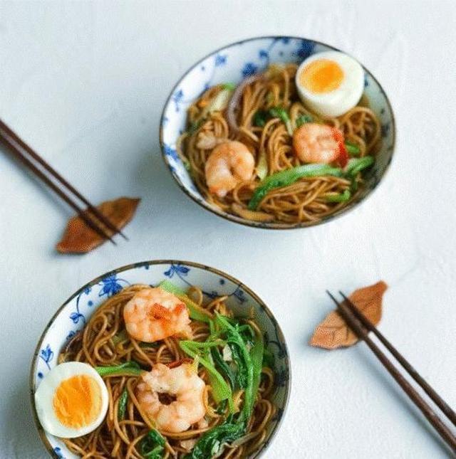 《婉妈面条学习课》：虾仁素菜炒碱面，如何炒制出根根分明的面条