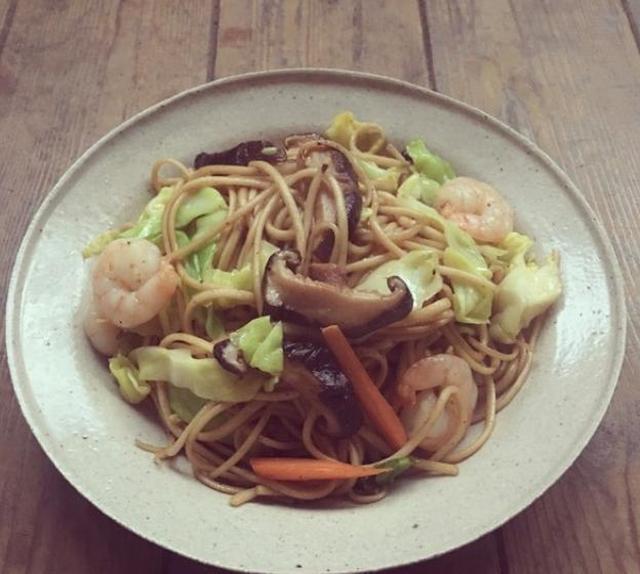 《婉妈面条学习课》：虾仁素菜炒碱面，如何炒制出根根分明的面条