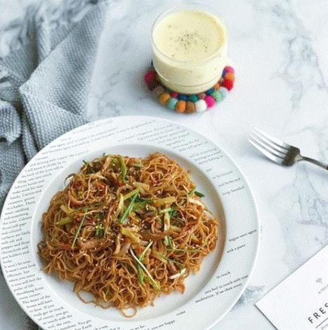 《婉妈面条学习课》：虾仁素菜炒碱面，如何炒制出根根分明的面条