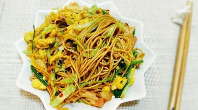 《婉妈面条学习课》：虾仁素菜炒碱面，如何炒制出根根分明的面条