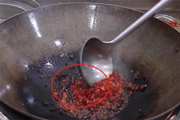 厨师长教你做风味酸辣鱼，操作讲解简单明了，店里面的一道大菜