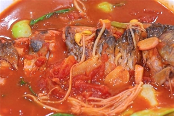 厨师长教你做风味酸辣鱼，操作讲解简单明了，店里面的一道大菜
