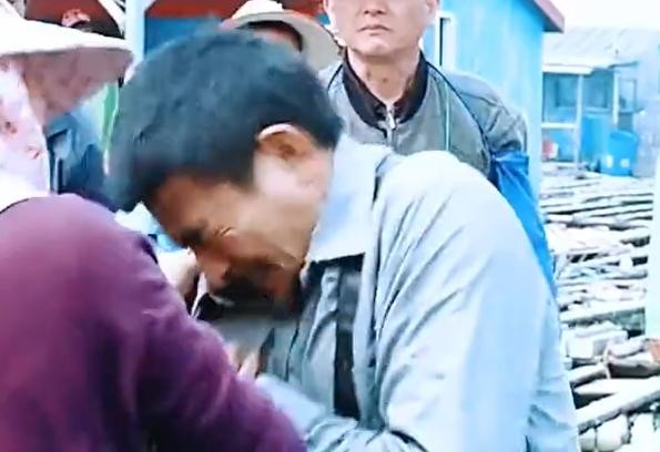 刘德华今年多大年龄（60岁刘德华站雨棚内拍照）