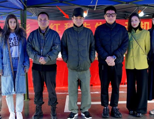 刘德华今年多大年龄（60岁刘德华站雨棚内拍照）