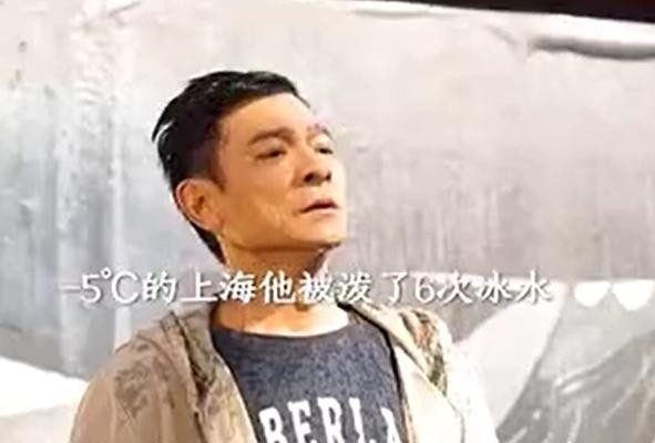 刘德华今年多大年龄（60岁刘德华站雨棚内拍照）