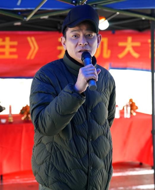 刘德华今年多大年龄（60岁刘德华站雨棚内拍照）