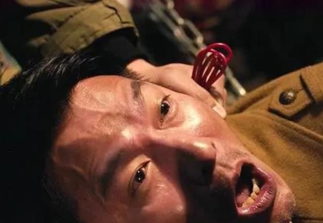 刘德华今年多大年龄（60岁刘德华站雨棚内拍照）